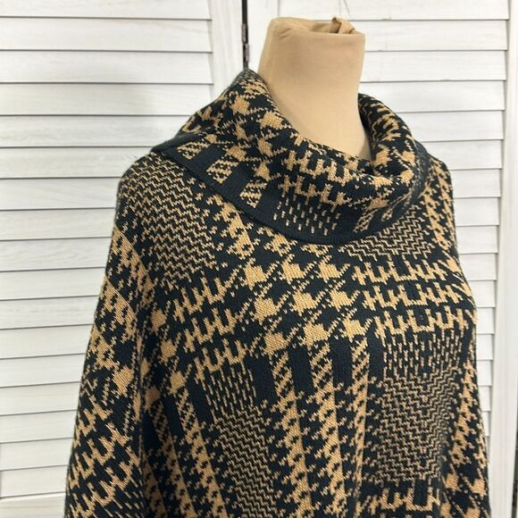 Chico's Poncho Size Medium S/M Plaid Knit Fringe NWOT - Picture 5 of 13